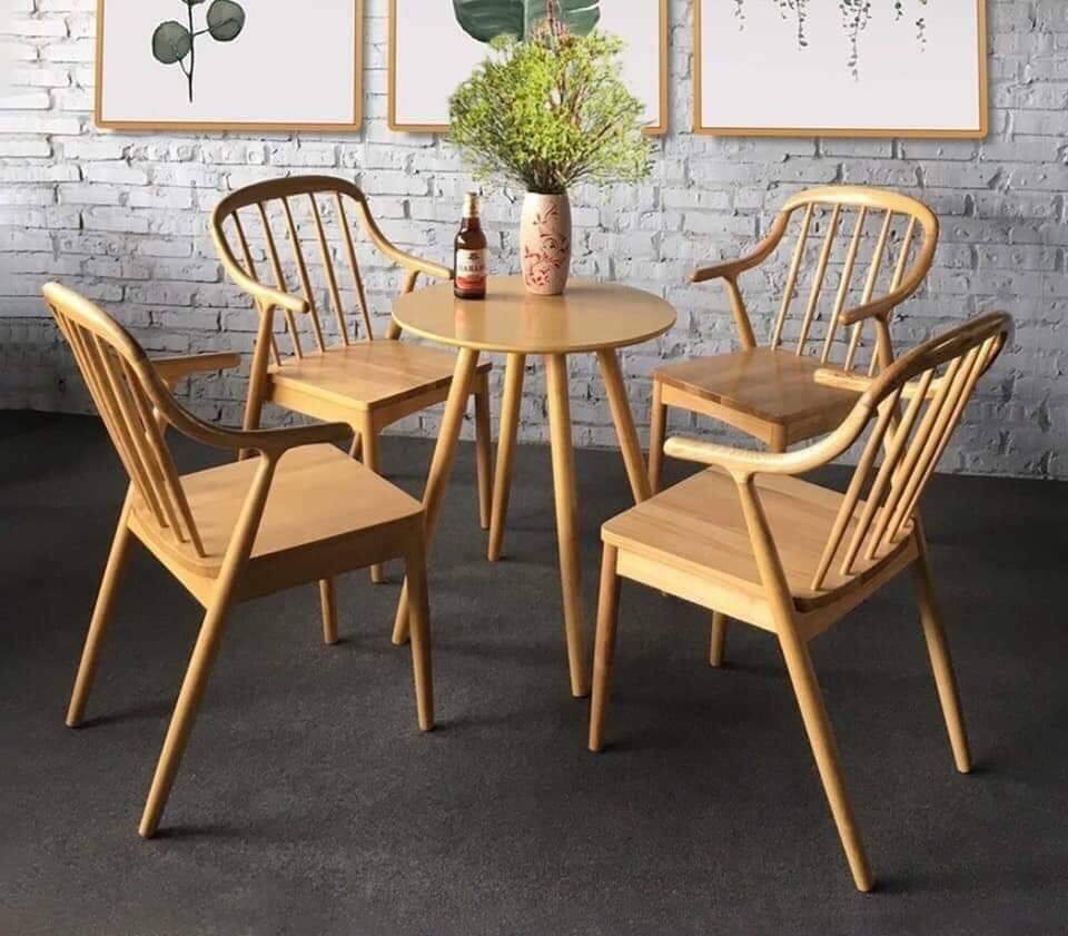 Mẫu bàn ghế cafe đẹp chất liệu gỗ màu sắc đơn giản nhưng sang trọng và sáng không gian